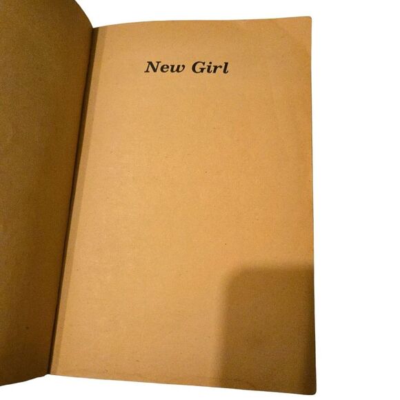 New Girl (Original Title: Break A Leg!) By Stella Pevsner 1st Printing 1970 - Picture 3 of 7